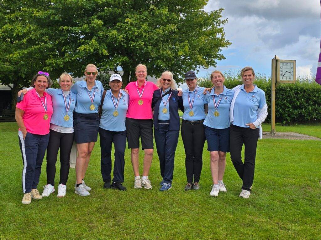 Die siegreiche AK 30 Damen Golfmannschaft der GA Gut Wulfsmühle feiert ihren Aufstieg mit Medaillen.