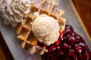 Nachtischteller mit Eis, Waffeln und heißen Kirschen des Restaurant Wulfsmühle