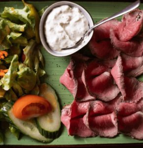 Teller mit einem Roastbeef Gericht des Restaurant Wulfsmühle
