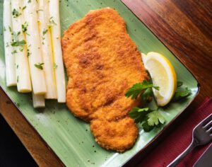 Schnitzel mit Spargel im Restaurant Wulfsmühle