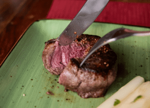 Medium Rare Stake wird gerade aufschnitten, eine Nahaufnahme im Restaurant Wulfsmühle