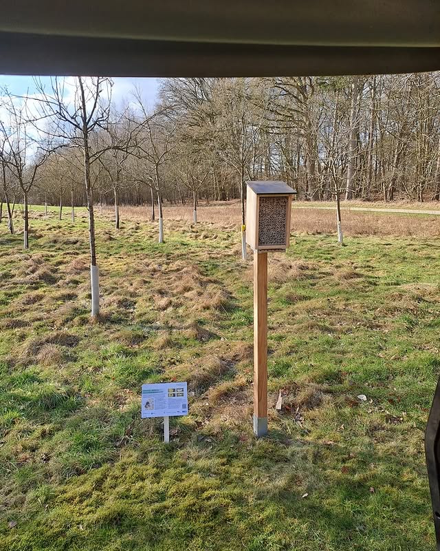 Insektenhotel auf der Golfanlage Gut Wulfsmühle auf der Wiese