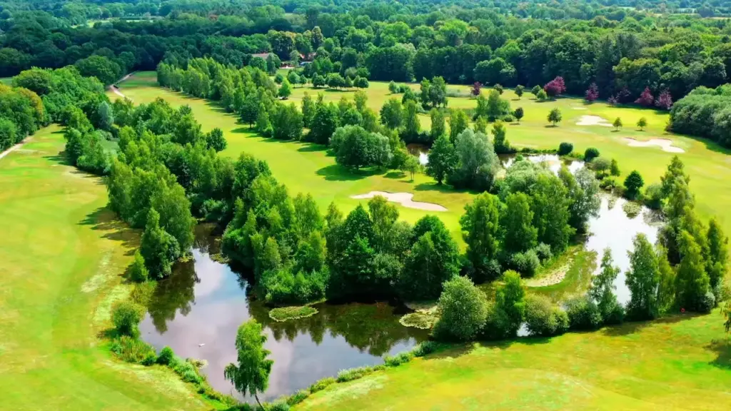 Puttinggreen auf der Bahn 2 mit Richards (der Platzarchitekt) Wall