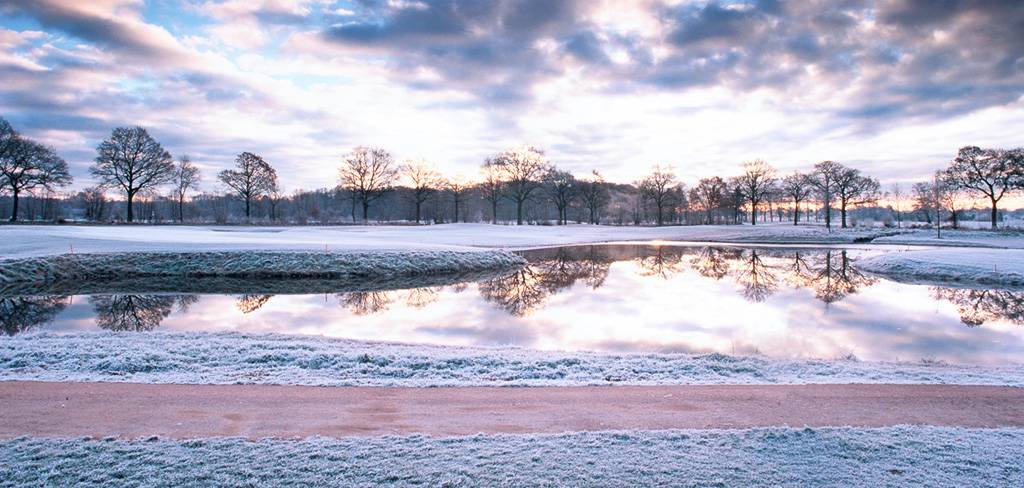 Winterliches Foto der Golfanlage Gut Wulfsmühle mit Schnee